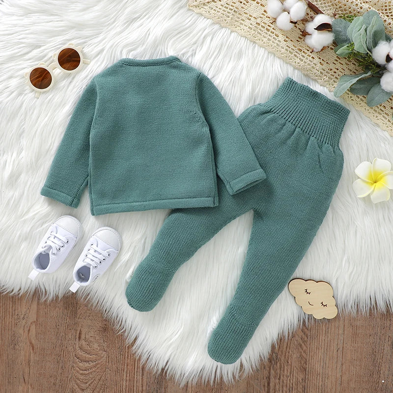 Plain detail to the back of the 2 piece baby outfit