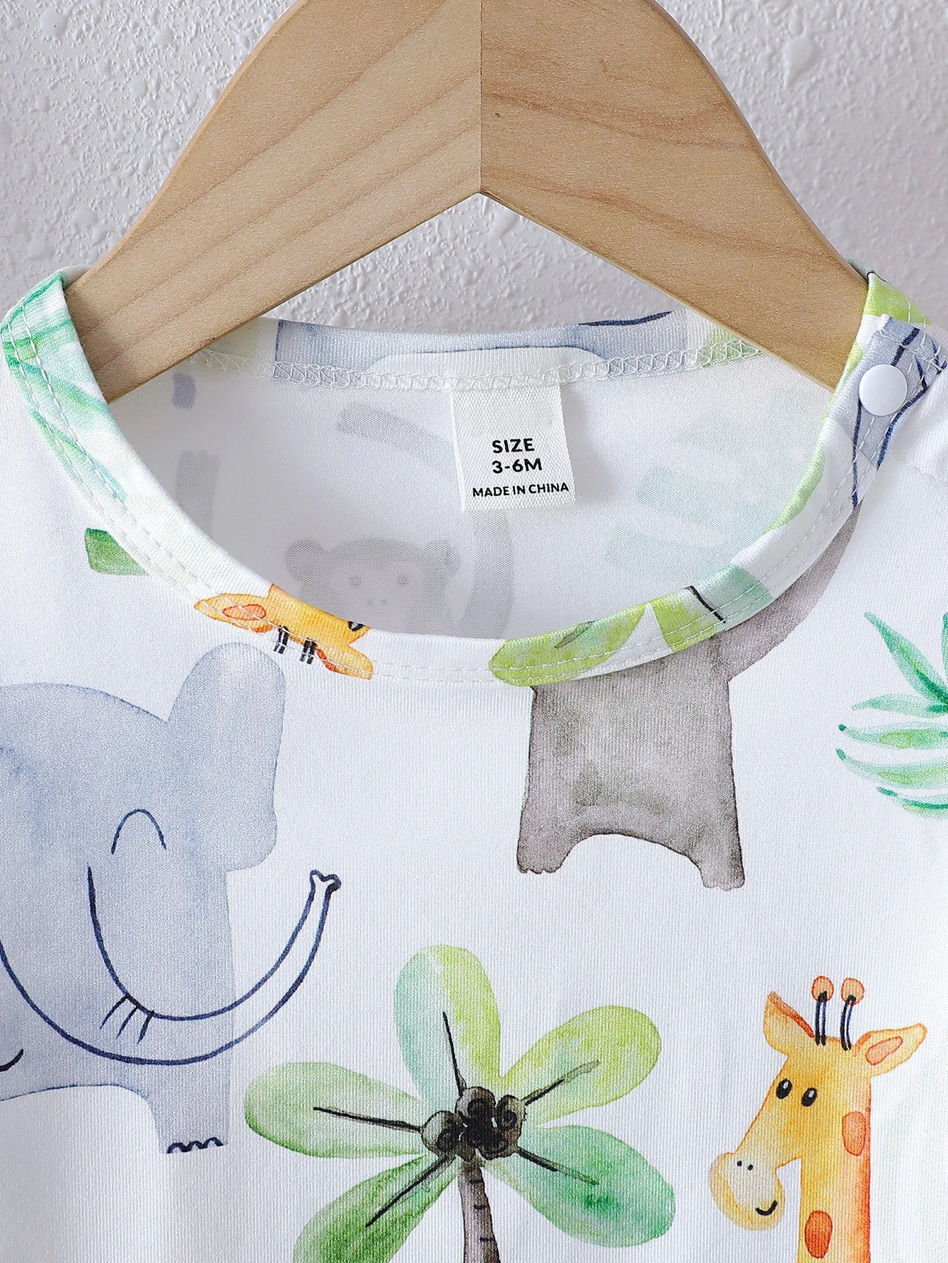 Baby t-shirt with animal prints.