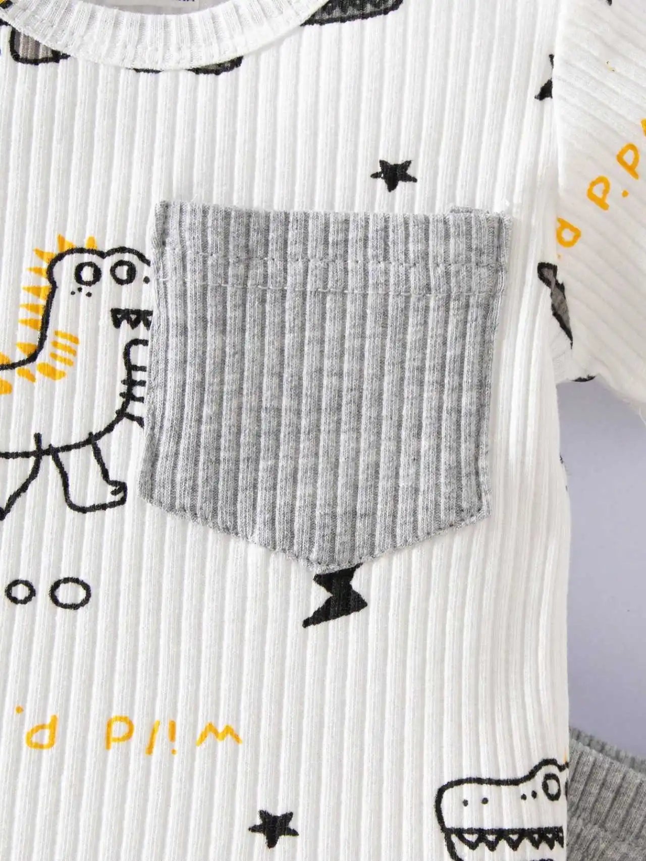 Children's outfit with dinosaur patterns and a gray pocket 