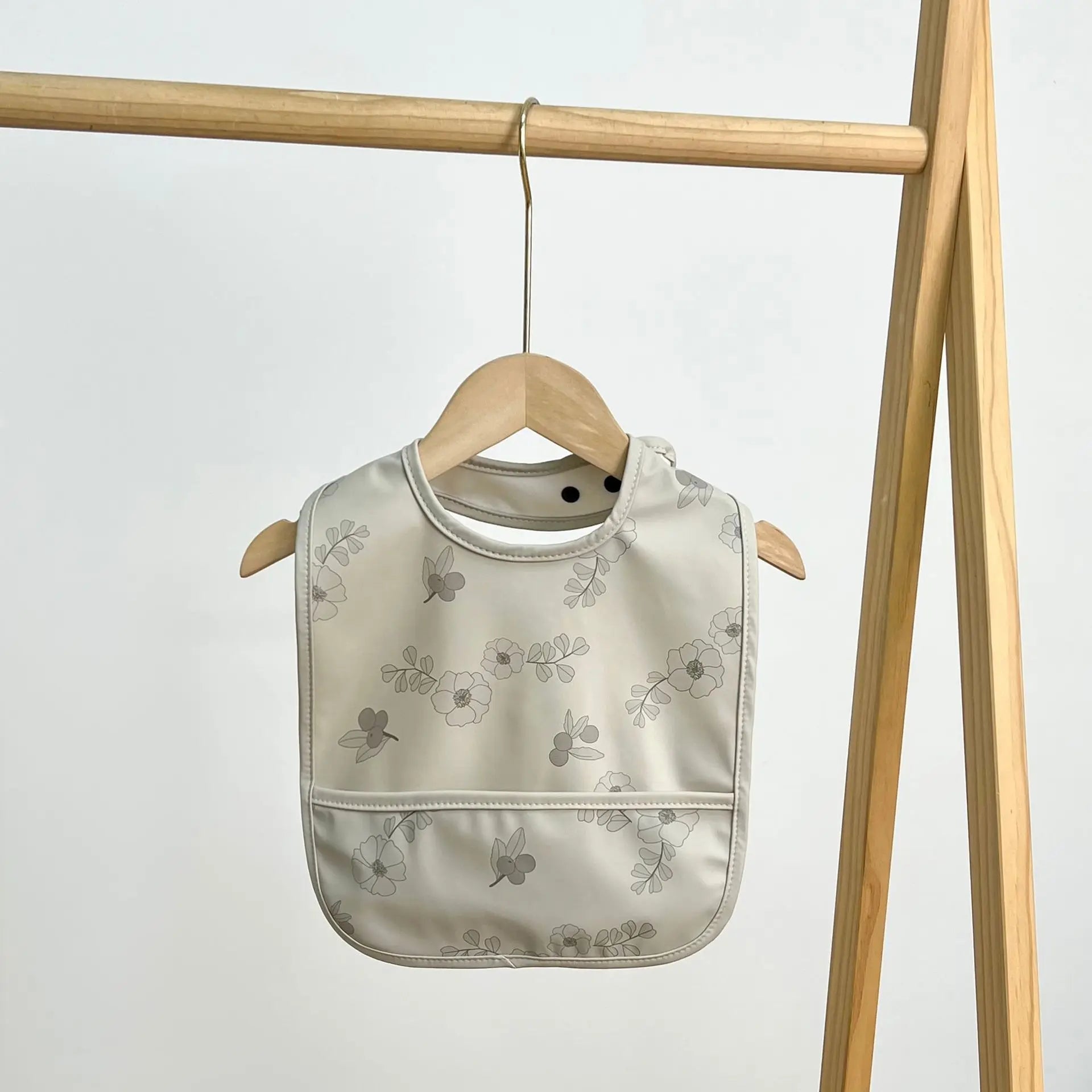 Baby bib with floral pattern 