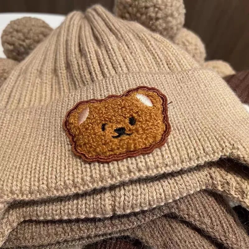 Beige knit hat with a bear patch 