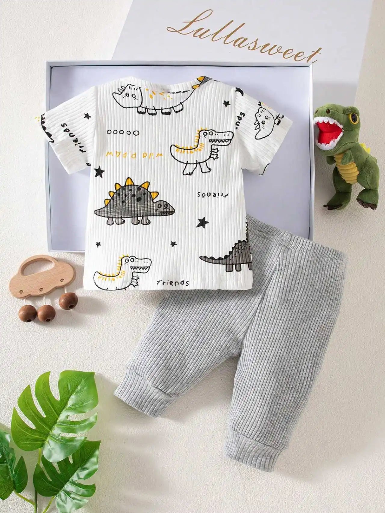 Baby outfit set with t-shirt and pants, dinosaur-themed
