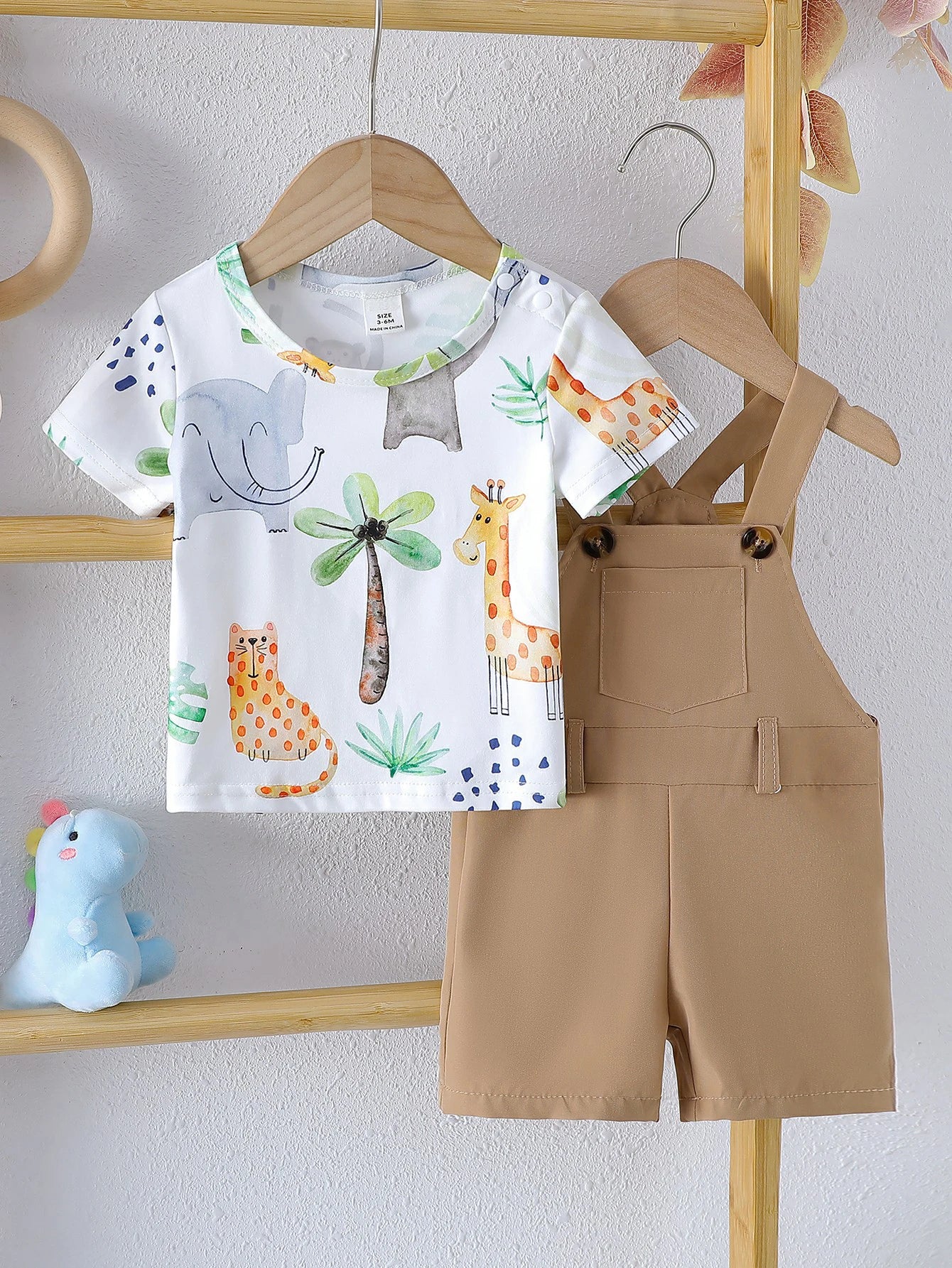 Children's outfit with a t-shirt and beige shorts 